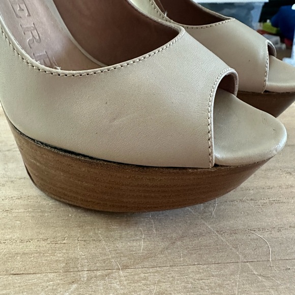 Burberry heels size 38 Euro.EUC.Tiny indent on right shoe. (see pics) - Picture 5 of 10